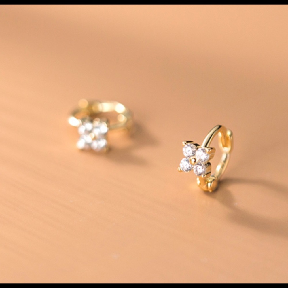 Small flower silver huggie earrings - SH048 Gold